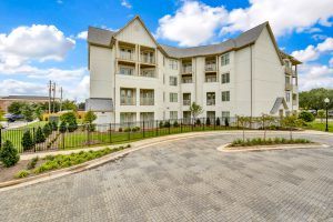 outside view of luxury apartments Mobile Alabama